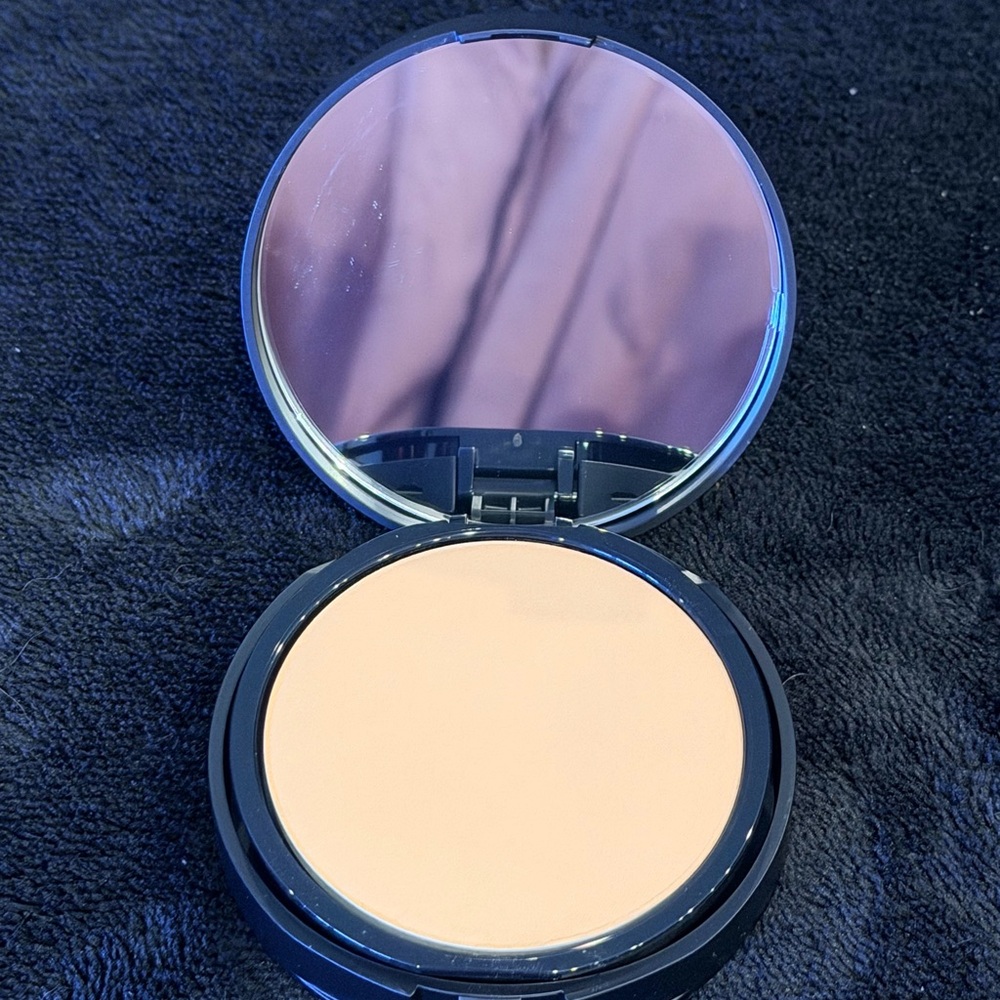 bareMinerals BAREPRO 16 HR Powder Foundation                   
LIGHT 20 NEUTRAL